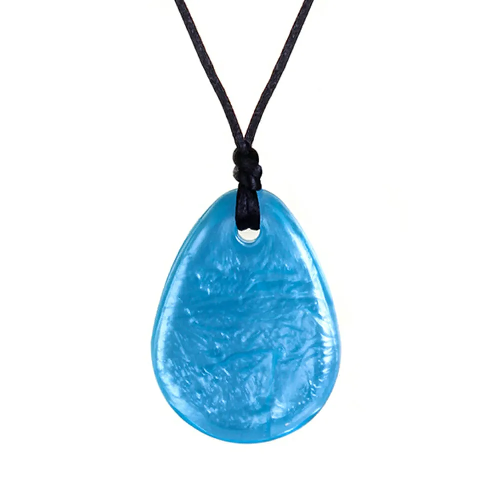 La chaîne à mâcher chewigem raindrop est un classique du chewigem. Un beau bijou à mâcher pour garçons, filles et adultes. Ceci est fourni avec un revêtement lisse et brillant et fait de silicone sûr. Convient aux besoins moyens de mastication