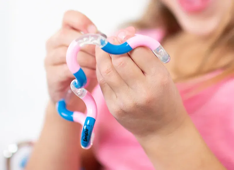 Jouer sans but avec Classic Tangle aide les enfants à concentrer leur attention et à améliorer leur concentration pendant les tâches scolaires.