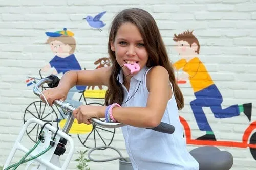 Les besoins en morsure sont souvent observés chez les enfants autistes. Mordre ou mâcher des vêtements et des jouets les aide à traiter les stimuli. Mâcher des bijoux pour mâcher est une bonne alternative. Lisez la critique de Sofie.