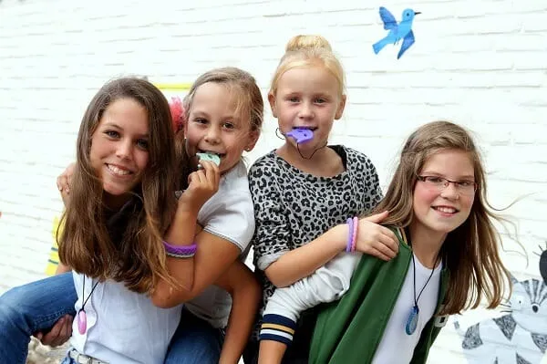 aides pour enfants autistes et sida pour enfants atteints de TDAH, c’est parfois une quête. Ingrid décrit ce qu’elle rencontre et son expérience avec la boutique en ligne d’educadora, les chaînes à mâcher et nos produits anti-stress