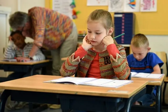 Utilisez des activités calmantes en classe. Lisez nos conseils pour déstimuler les enfants ici