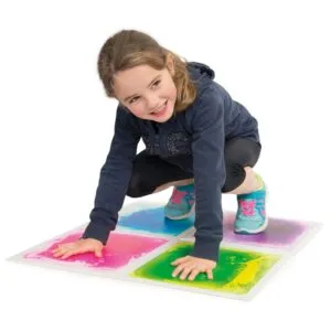 Le carrelage sensoriel de sol met les jeunes et les moins jeunes à bouger et à découvrir visuellement avec les mains et les pieds