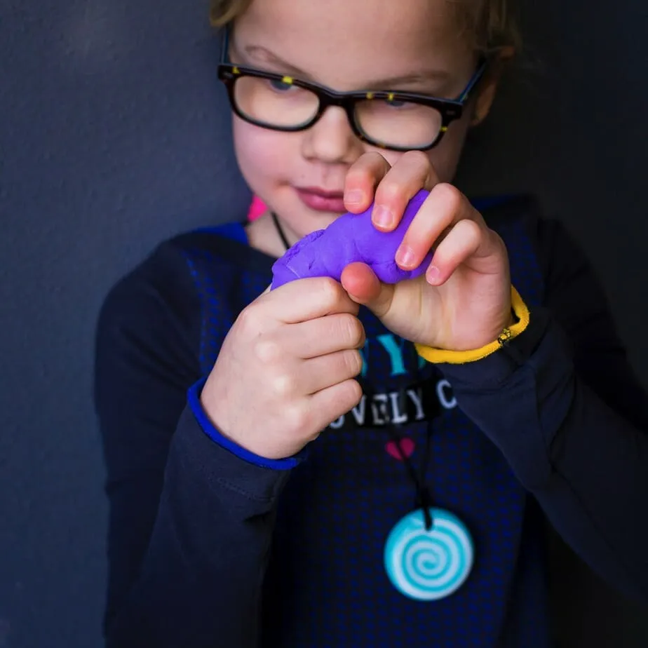 des activités sensorielles en classe pour aider les enfants sensibles à se détendre. Avec ces conseils, vous pouvez utiliser des activités apaisantes à l’école pour prévenir la surstimulation chez les enfants.