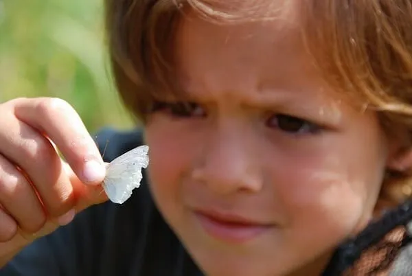 Qu’est-ce que le traitement tactile des stimuli ? Comment savoir si votre enfant est sensible ou insensible aux stimuli tactiles ?