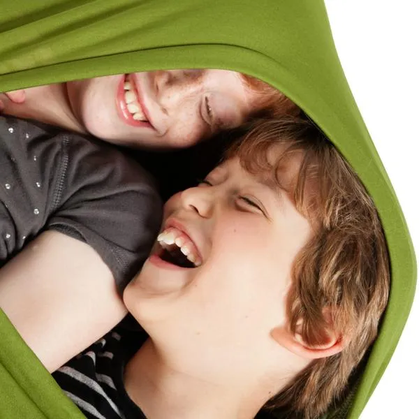 Le câlin invite les enfants à être actifs. Chercher des stimuli propioceptifs supplémentaires ou un endroit où se retirer en toute sécurité. Lisez ici nos activités que vous pouvez faire avec le câlin sensoriel