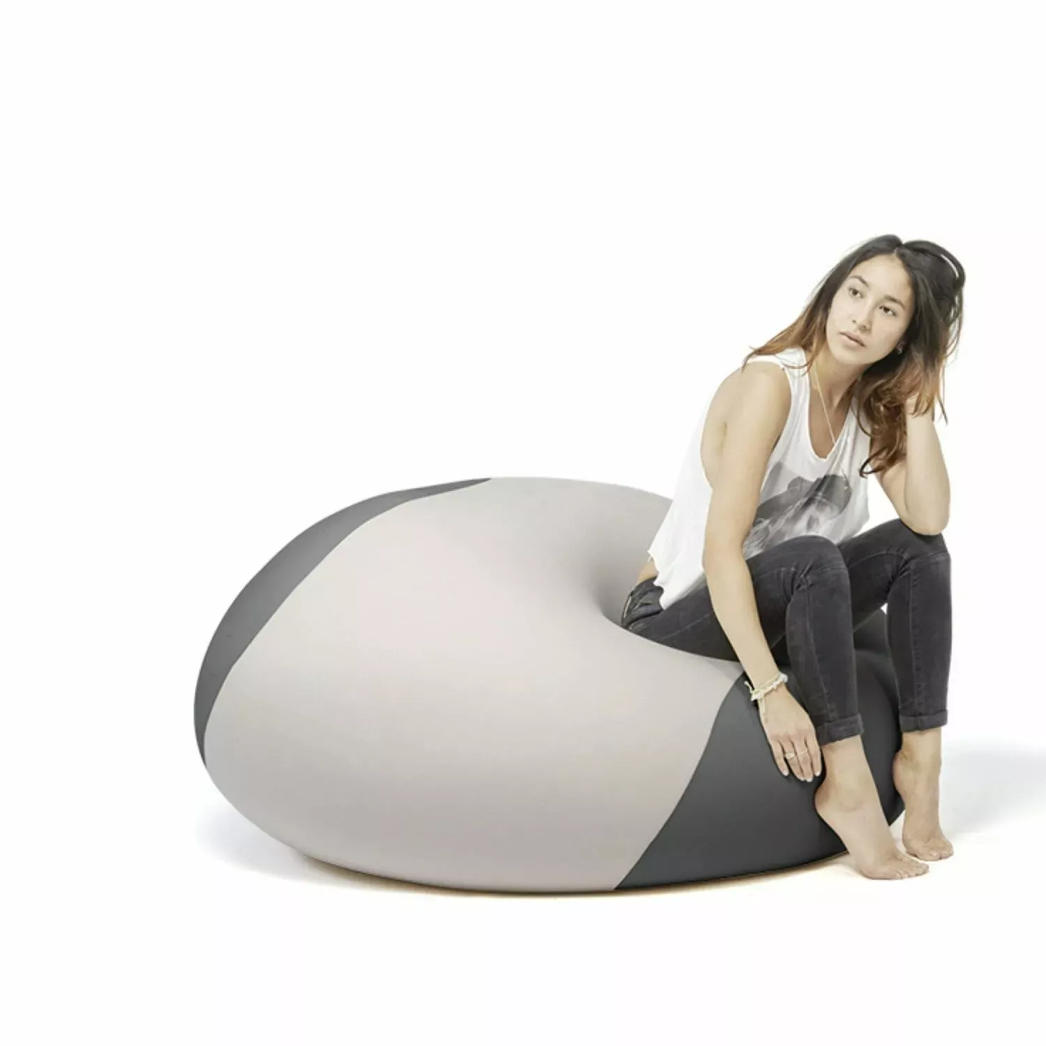 Le pouf Terapy Ollie est disponible en plusieurs couleurs. Le pouf Ollie de Terapy est ergonomique et très confortable. Le pouf Ollie permet de s’y enfoncer et offre un soutien suffisant.