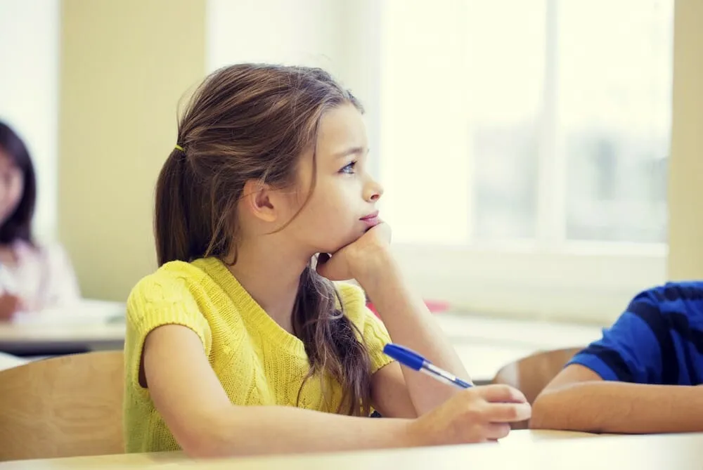 Votre enfant est-il rêveur, peu sensible aux stimuli ? Que faire lorsque votre enfant est sous-stimulé. Lisez nos conseils.