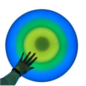 Le carrelage interactif est une expérience sensorielle unique. Toucher change la couleur. Utilisez-le dans une pièce de répétition pour stimuler le mouvement.