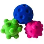 Les boules Veloutées Rubbabu sont des boules sensorielles appropriées pour les jeunes et les moins jeunes et aussi pour les personnes ayant une déficience visuelle.