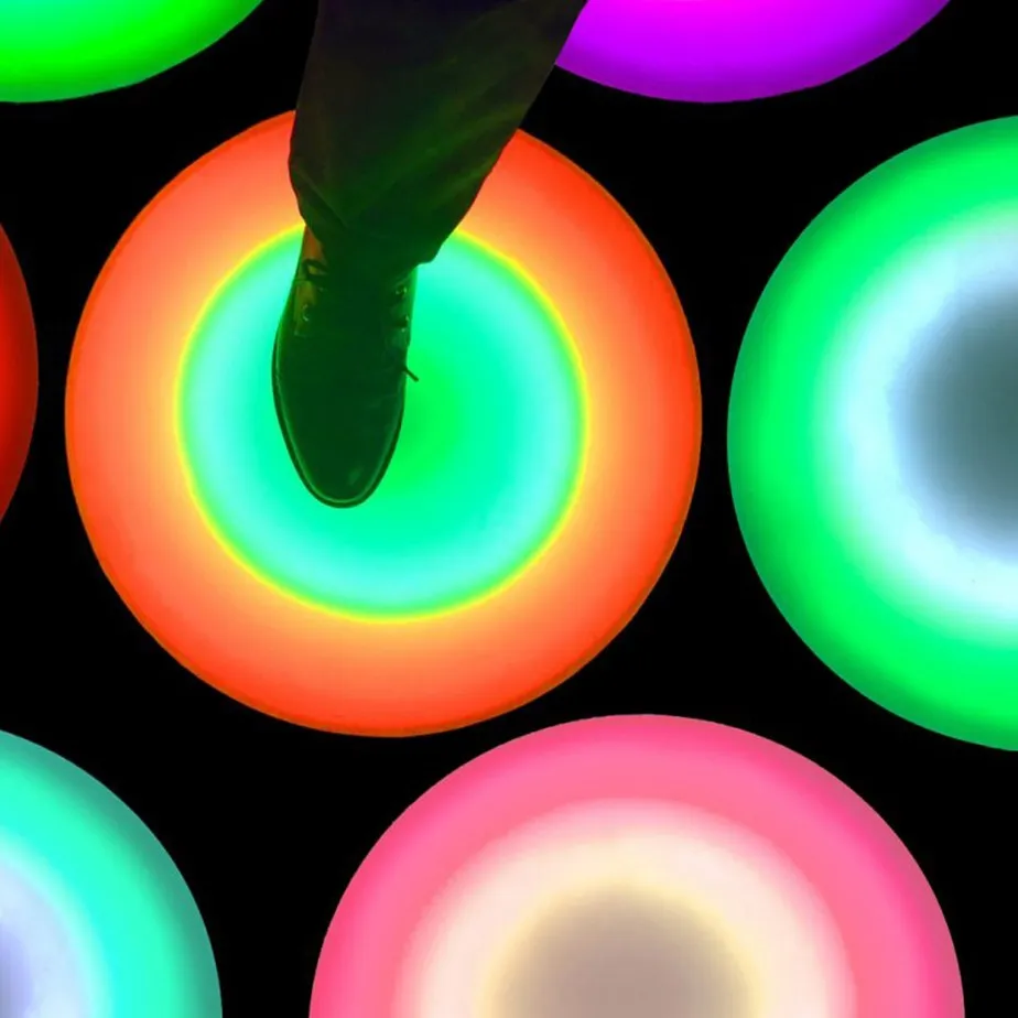 Le carrelage interactif est une expérience sensorielle unique. Toucher change la couleur. Utilisez-le dans une pièce de répétition pour stimuler le mouvement.