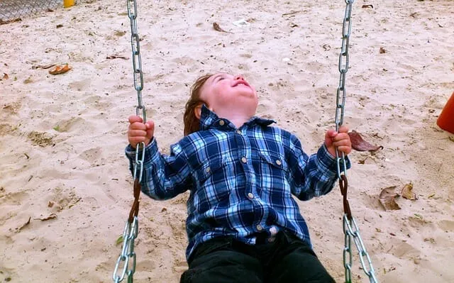 S’accrocher la tête en bas est l’une des activités vestibulaires préférées qui aide les enfants à traiter les stimuli. Être suspendu la tête en bas peut aider à prévenir la surstimulation
