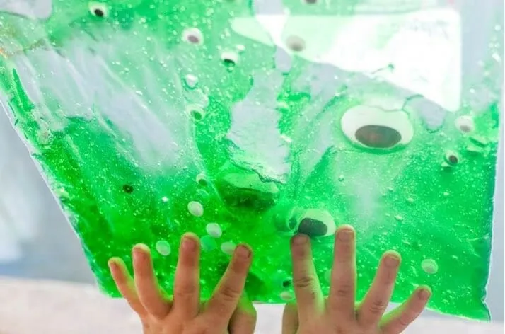 Préparez vos propres sacs sensoriels avec votre enfant pour un plaisir de jeu sensoriel !