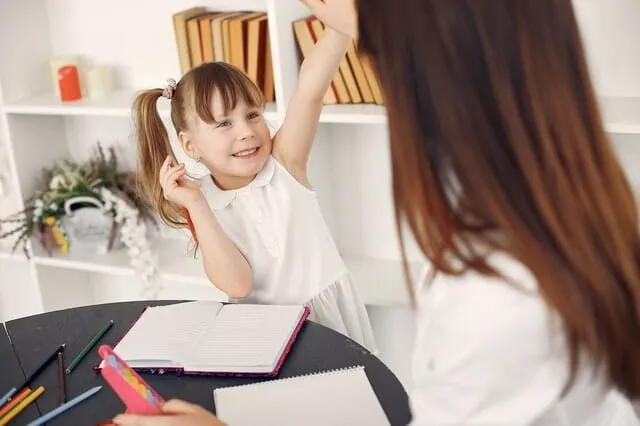 Quelles sont les caractéristiques du TDAH chez les enfants et les adultes ? Lisez-en plus sur les problèmes de concentration, le comportement occupé, l’hyperfocalisation et nos conseils pour le livre ici !