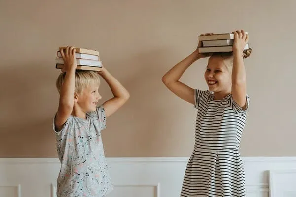 Comment aider les enfants sensibles à s’enthousiasmer en classe. Reconnaissez les signes de surstimulation et de sous-stimulation et lisez nos conseils pour votre enfant et l’enseignant