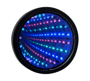 La lampe tunnel miroir infini est fascinante pour les jeunes et les moins jeunes atteints d’autisme, de TDAH ou de déficience (visuelle).