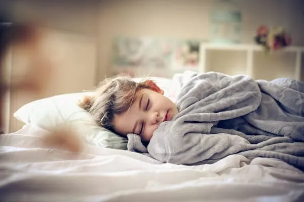 Les enfants HSP ont souvent des problèmes de sommeil. Il n’est pas facile de traiter les stimuli de la journée. Une couverture lestée ou un câlin lesté peut alors offrir une solution
