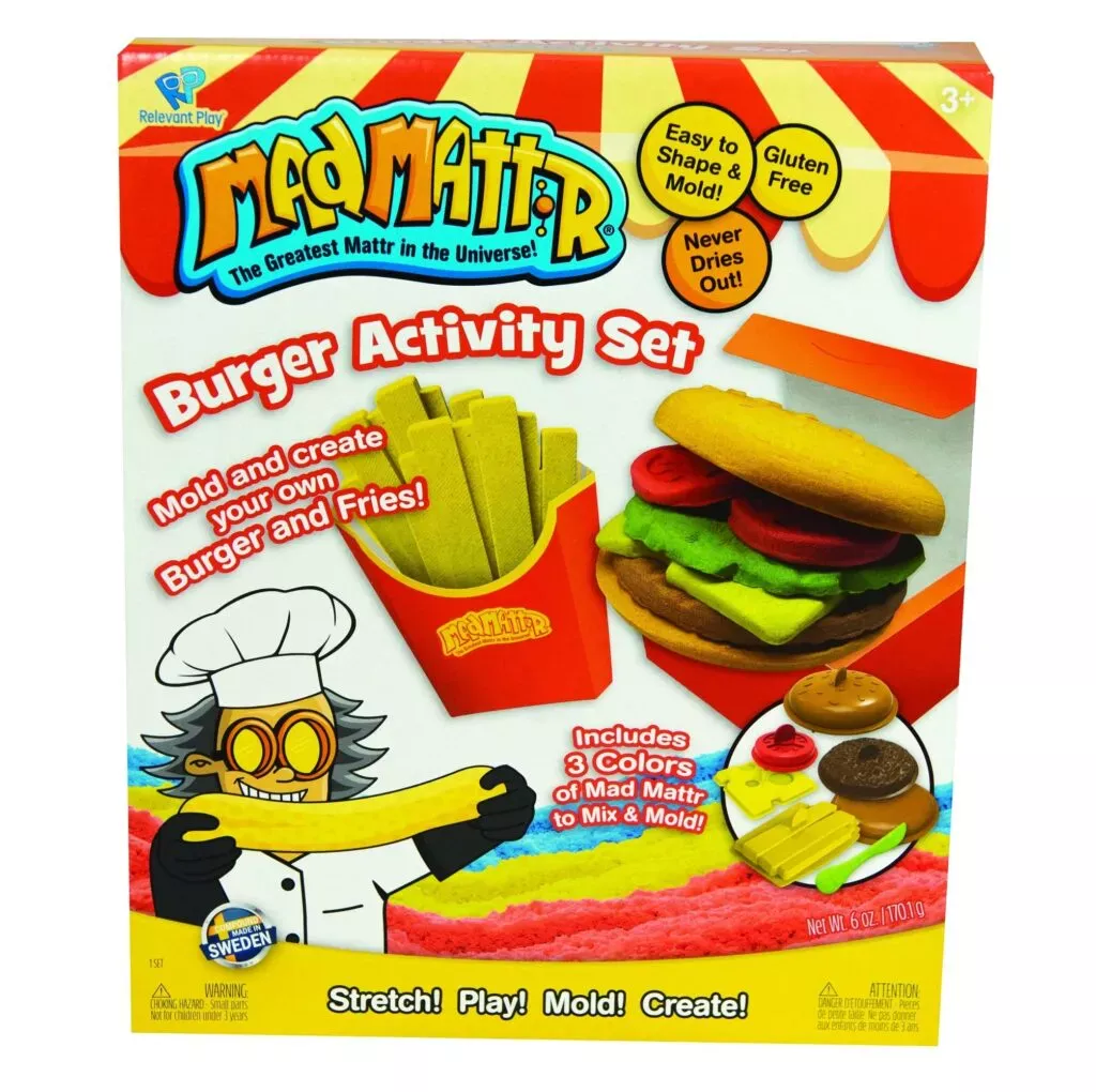 Avec le set de hamburgers Mad Mattr, chaque enfant peut préparer les meilleurs burgers, les façonner et les couvrer avec les moules fournis et le sable de jeu coloré de Madmattr.