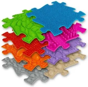 L’ensemble de tapis de jeu sensoriel représente une combinaison équilibrée de surfaces dures et molles. Un sentier idéal pieds nus.