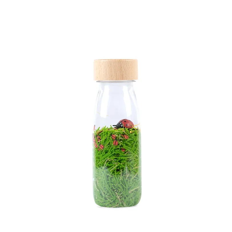 Petit boum Sound Bottle Ladybirds est une bouteille sensorielle remplie d’herbe et de coccinelles. Secouez, écoutez et regardez.