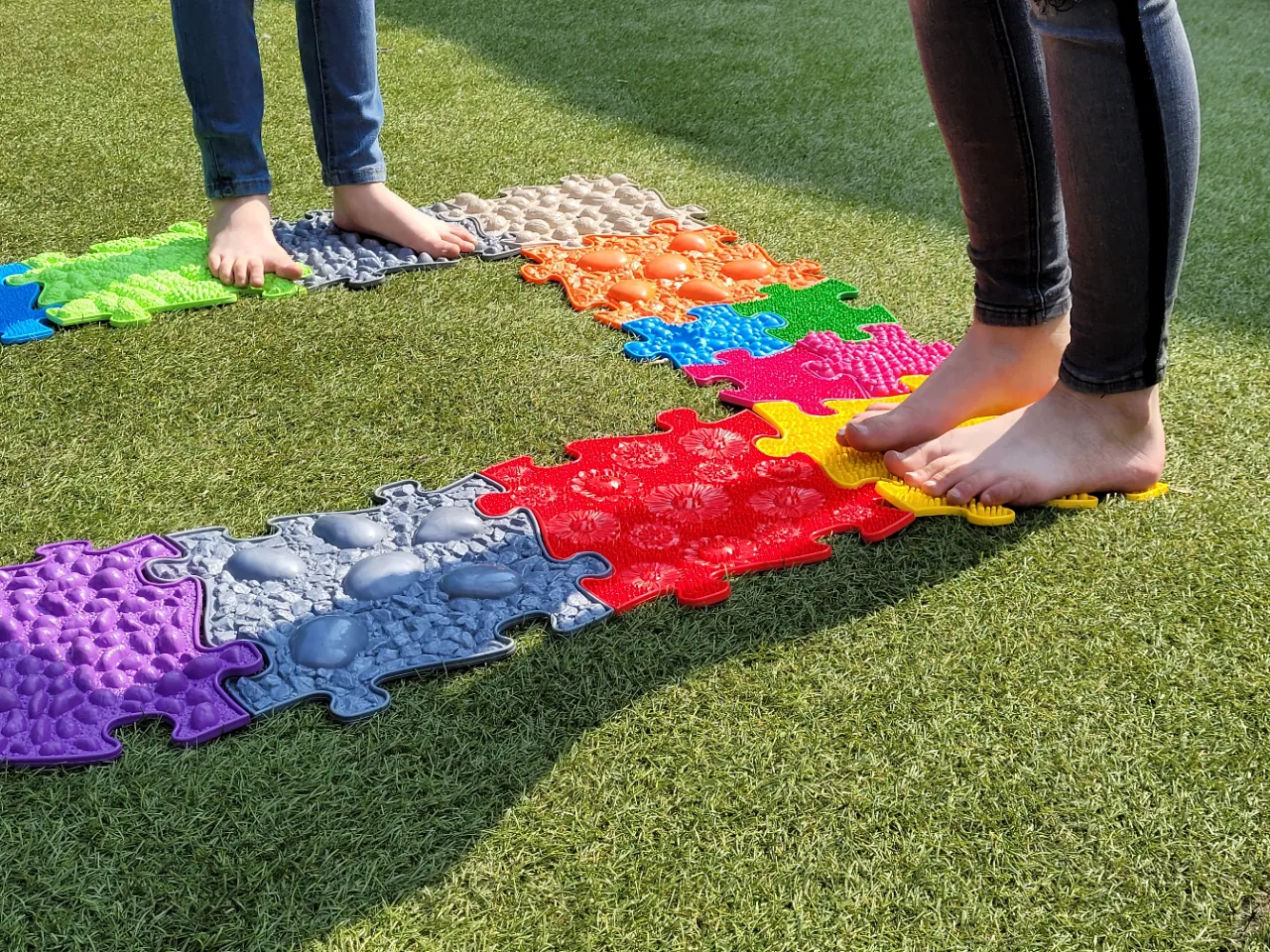 Les tapis de puzzle sensoriel Muffik soutiennent les compétences sensorimotrices.