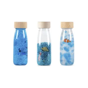 Le petit boum pack Serenity est un ensemble de 3 magnifiques bouteilles sensorielles dans des tons de bleu. Le coffret comprend une bouteille flottante, une bouteille espion et une bouteille sonore.