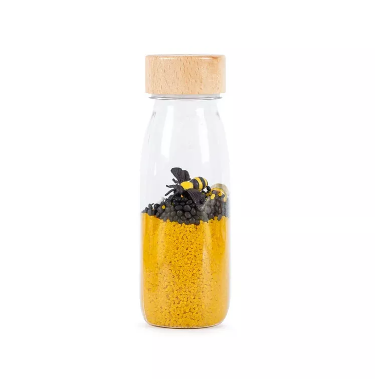 La bouteille sensorielle Petit Boum des abeilles attire les enfants pour découvrir
