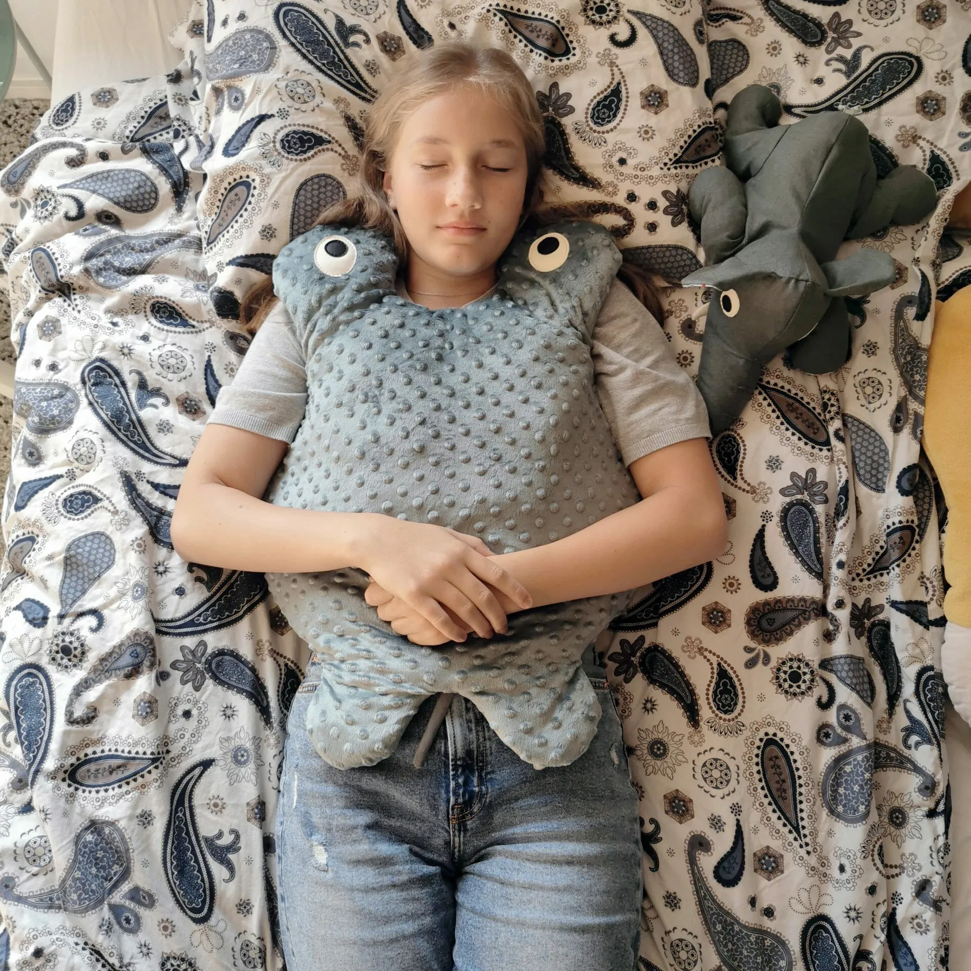 La couverture lestée Manta aide les enfants souffrant de troubles du sommeil, de TDAH, d’autisme et de HSP.