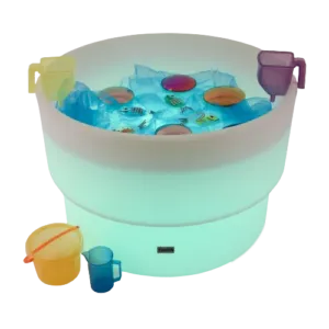 La nappe phréatique Tickit est légère pour un usage intérieur et extérieur avec de l’eau, de la glace et des billes d’eau. Idéal pour le jeu sensoriel avec la lumière !