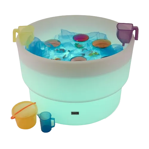 La nappe phréatique Tickit est légère pour un usage intérieur et extérieur avec de l’eau, de la glace et des billes d’eau. Idéal pour le jeu sensoriel avec la lumière !
