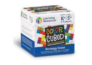 Enfants et adultes jouent ensemble au jeu du cerveau en cubes de couleur – un jeu éducatif familial exigeant