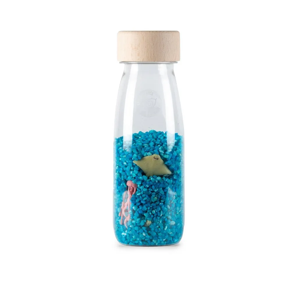 La Petite Boum Sensory Bottle Sea contient des animaux de la mer, pensez à un Rof et un requin.