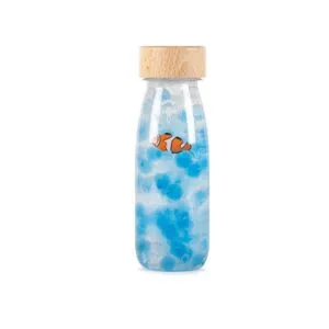 Le poisson bouteille Petit Boum Sound est rempli de perles d’eau et d’un poisson qui tourbillonne autour