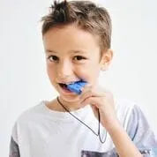 Ce collier à mâcher Dino « effronté » d’Ark Therapeutic est très populaire auprès des fans de dinosaures de tous âges. Disponible en différentes couleurs et forces.