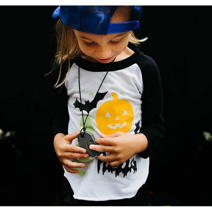 Ce collier à mâcher Dino « effronté » d’Ark Therapeutic est très populaire auprès des fans de dinosaures de tous âges. Disponible en différentes couleurs et forces.