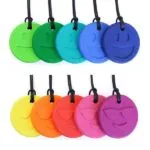 Le collier à mâcher Smiley d’Ark est sûr de mettre un sourire sur votre visage