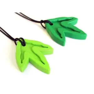 La chaîne de morsure dino-track d’Ark therapeutic est la chaîne à mâcher dino pour les fans de dinosaures. Quel enfant ne veut pas mâcher ces empreintes de dino