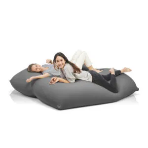 Avec le gigantesque pouf XXL : Terapy Dino, on s’enfonce de façon merveilleuse, on peut s’asseoir dessus, mais aussi s’y allonger. Ou avec votre partenaire ou vos enfants ? Aucun problème !