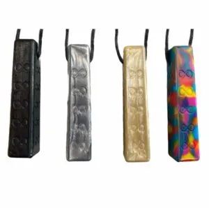 Chewigem chaîne de mastication infinity est une belle chaîne de morsure qui atteint l’arrière de la bouche et répond au besoin de mâcher et de traiter les stimuli.