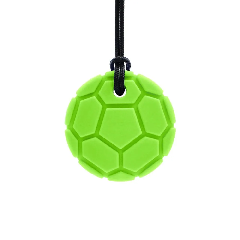 mâcher des bijoux de football d’arche thérapeutique, quel enfant ne veut pas être vu avec ce bijou à mâcher dur. Il aide à ne pas mordre sur les vêtements ou les crayons.