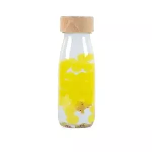 Voici la petite bouteille boum, remplie de perles d’eau et d’un poisson jaune, secoue, regarde et calme ton enfant