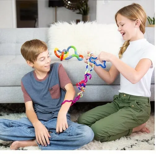 Jouer sans but avec Classic Tangle aide les enfants à concentrer leur attention et à améliorer leur concentration pendant les tâches scolaires.