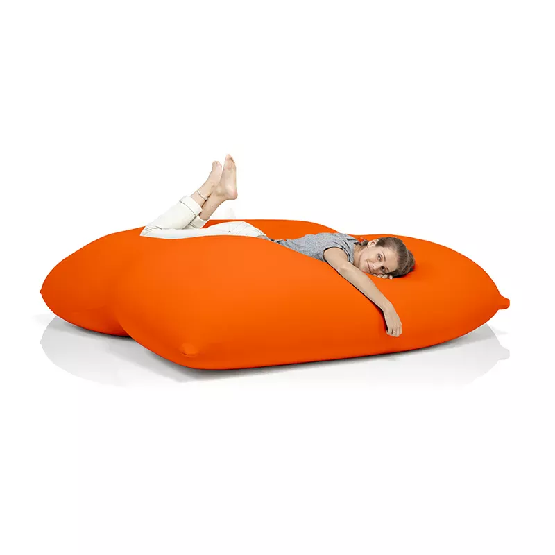 Avec le gigantesque pouf XXL : Terapy Dino, on s’enfonce de façon merveilleuse, on peut s’asseoir dessus, mais aussi s’y allonger. Ou avec votre partenaire ou vos enfants ? Aucun problème !