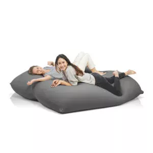 Avec le gigantesque pouf XXL : Terapy Dino, on s’enfonce de façon merveilleuse, on peut s’asseoir dessus, mais aussi s’y allonger. Ou avec votre partenaire ou vos enfants ? Aucun problème !