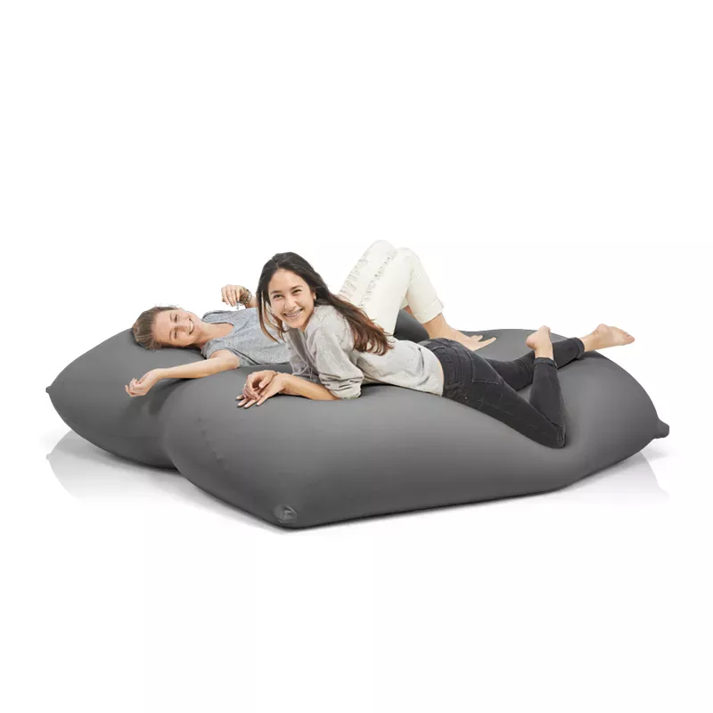Avec le gigantesque pouf XXL : Terapy Dino, on s’enfonce de façon merveilleuse, on peut s’asseoir dessus, mais aussi s’y allonger. Ou avec votre partenaire ou vos enfants ? Aucun problème !
