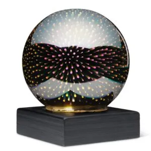 Cette boule en fibre de verre sur un piédestal est idéale pour une utilisation dans la chambre à coucher ou dans une salle de répétition pour se détendre