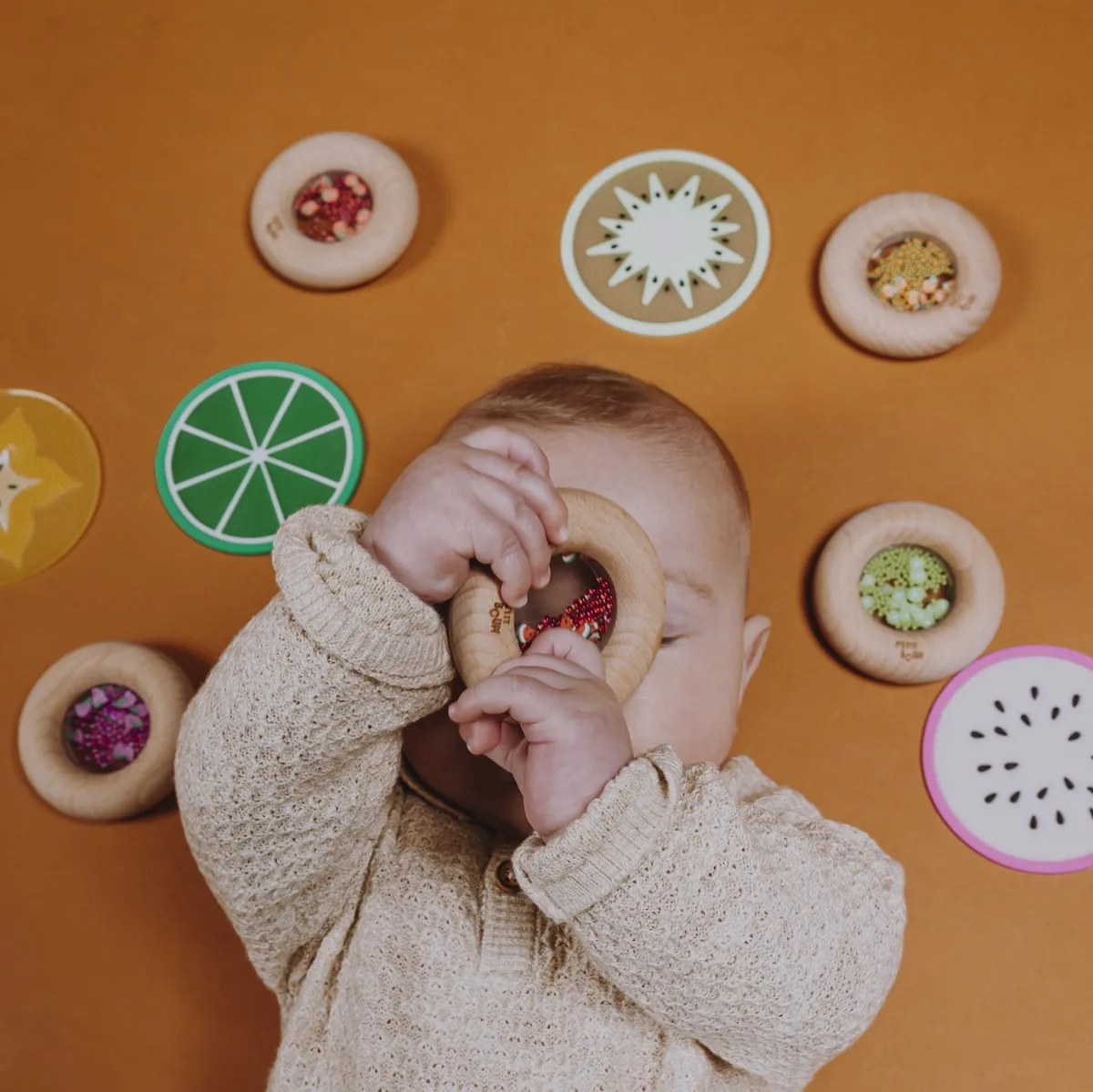 Le beignet Petit boum est à la fois une bouchée et un hochet. Excellents jouets durables pour les bébés et pour les enfants handicapés.