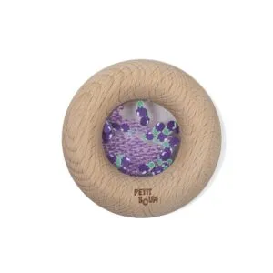 Découvrez le dernier né de Petit Boum : les beignets sensoriels super amusants ! Ces joyeux hochets en bois en forme de beignet sont non seulement un régal pour les yeux, mais aussi un véritable plaisir à tenir. Ils tiennent parfaitement dans les petites mains qui veulent découvrir le monde ! Il suffit de bien les secouer d’avant en arrière et d’écouter le son joyeux qui stimule les sens de votre tout-petit. Un jouet parfait pour les bébés curieux ! Fabriqués à partir de bois de hêtre 100% naturel, ces beignets sont résistants aux morsures, sûrs et totalement exempts de substances nocives - du pur plaisir ! Ils sont idéaux pour encourager des comportements alimentaires sains dès le premier sourire. Que vous souhaitiez laisser votre tout-petit jouer ou mordre, ce beignet offre des heures de plaisir.