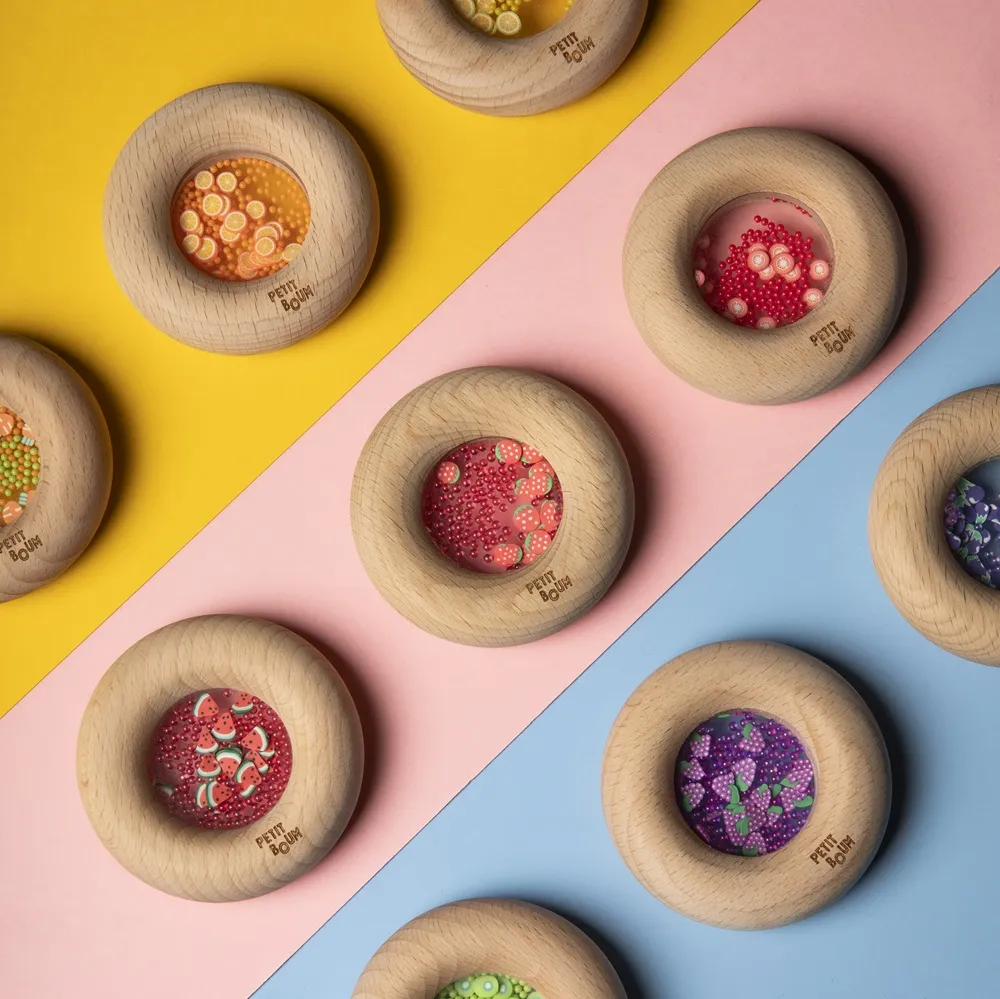 Ce beignet sensoriel de Petit Boum est magnifique. L’anneau de dentition / hochet en bois convient aux jeunes enfants et aux enfants handicapés.