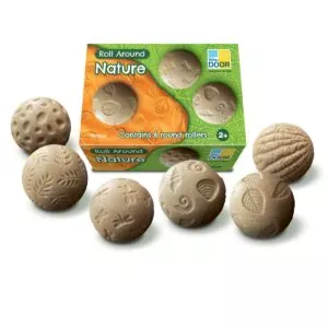Roulement de porte jaune autour de la nature sont des pierres sensorielles avec des empreintes de tampons, utilisez-les pour un jeu créatif dans le sable