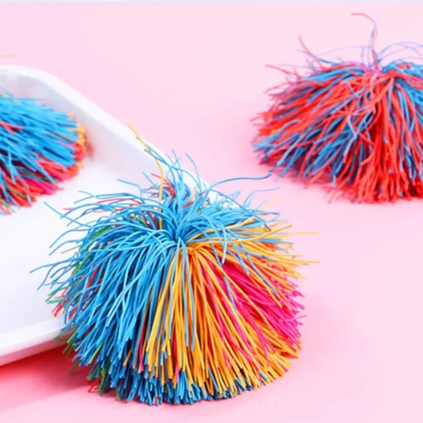 deze siliconen pompom bal is heerlijk als fidget toy en ook nog duurzaam. ideaal om de focus te verbeteren voor kinderen met adhd